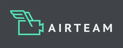 Logo von Airteam: eine grüne Kamera mit Flügeln neben dem Wort „AIRTEAM“ in Weiß.