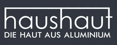 Firmenlogo „haushaut – DIE HAUT AUS ALUMINIUM“ in Weiß auf dunklem Hintergrund.
