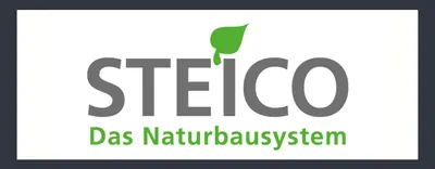 STEICO Logo mit grünem Blatt über dem „i“ und dem Slogan „Das Naturbausystem“ darunter.
